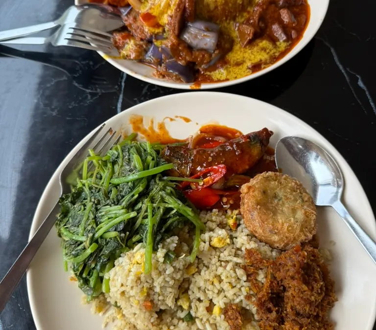 Kreta Lembu — Hidden on the third floor, and open on Saturdays